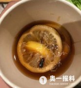 新园茶餐厅点饮料发现蟑螂，茶餐厅回应：下次送你一杯